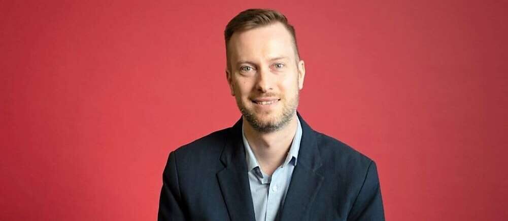 Dr. Simon Somogyi against crimson background